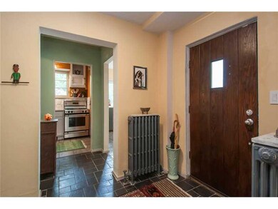 Entry/Foyer.