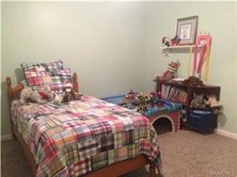 Another nice size guest bedroom.