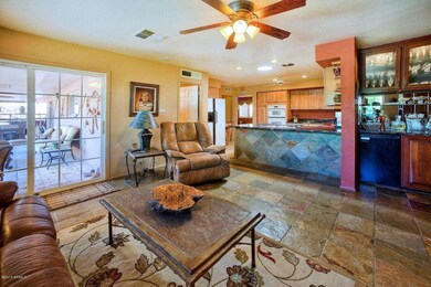 DEN / FAMILY ROOM