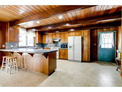 Kitchen-Breakfast Bar