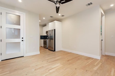 Kitchen with appliances with stainless steel fini