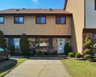 10 Hickory Circle Front 2