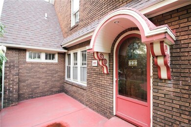 Those decorative corbels will give your guests the