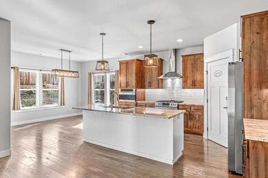 1300 Crestmont Pl, Eagle Point, OR 97524