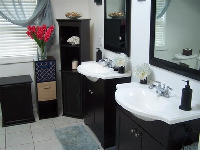 717 Clark St, Berne, IN 46711 - photo 3