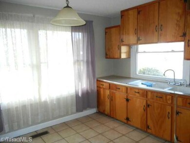 529 E Fairfield Rd, High Point, NC 27263 - photo 7