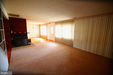 27 Steeplebush Rd, Levittown, PA 19056 - photo 6