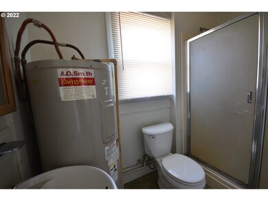 509 W 10th St, the Dalles, OR 97058 - photo 6