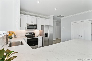 Spacious Bright Kitchen with quartz counters, upgr