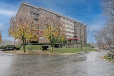 Diplomat Towers unit 8M, Mount Kisco, NY 10549 - photo 2