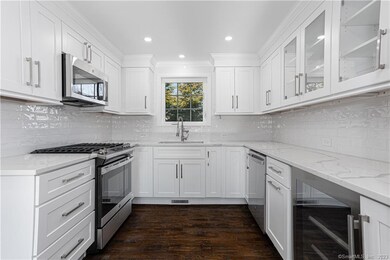 40 Poe Ct, Fairfield, CT 06825 - photo 2