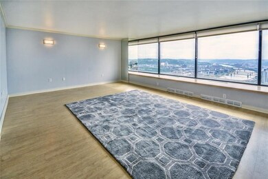 Living Room - 21 x 15 - Fabulous Skyline Views
