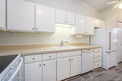 61961 Yorktown Dr unit 4, South Lyon, MI 48178 - photo 6