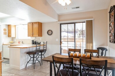 07_1839W950N_102_92_KitchenDiningRoom_Hi