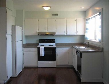 SPARKLING, UPDATED, FULLY-APPLIANCED KITCHEN - Vie