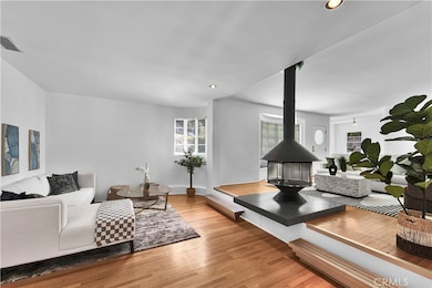 flex room w/view to living room