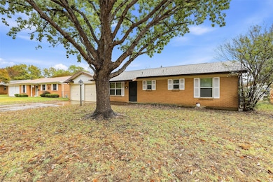 214 NW Jill Ann Dr, Burleson, TX 76028 - photo 2