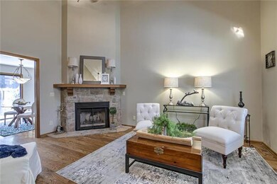 Living room with fireplace (gas)