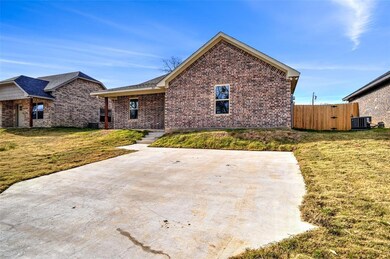907 N Barrett Ave, Denison, TX 75020 - photo 2