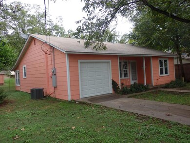 116 W Burbank St, Fredericksburg, TX 78624 - photo 2