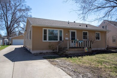 2216 Russell Dr, Cedar Falls, IA 50613 - photo 2