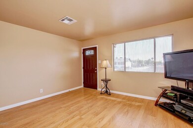 7508_E_Belleview - Living Room (7)