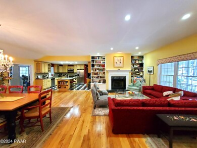 804 E Whippletree Ct, Lords Valley, PA 18428 - photo 4