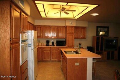 Island Kitchen with nice Oak Cabinets