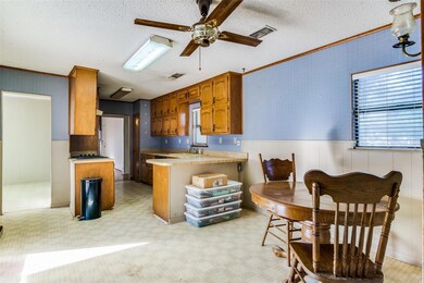 Kitchen featuring ceiling fan, kitchen peninsula, 