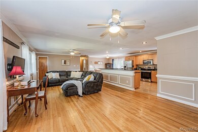Living room with sink, ceiling fan, ornamental mol