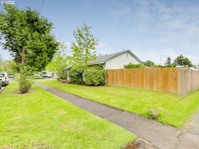 1014 E 5th St, Newberg, OR 97132 - photo 3