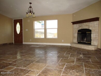 023-132476 - alt living room