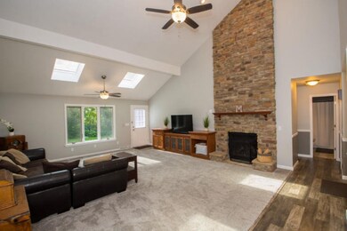 68885 3rd St Edw Living room (3)