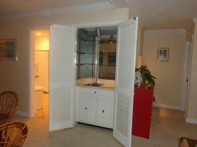 WET BAR IN THE DINING AREA