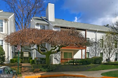 10094 Oakton Terrace Rd unit 10094, Oakton, VA 22124 - photo 2