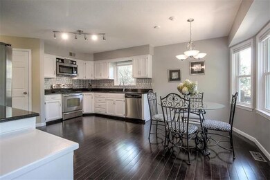 Who Wouldn't Want to Cook in This Beautiful Kitche