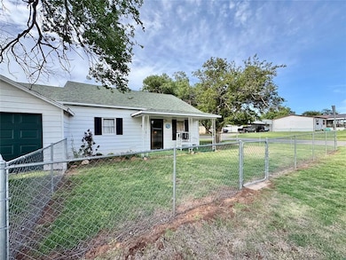 321 E Ninth St, Leedey, OK 73654 - photo 6