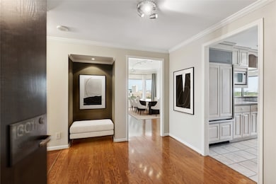 Inviting entry with the living areas beyond and ki