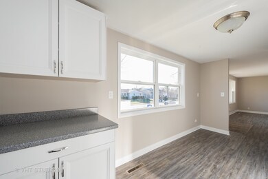 130 Toro Cir, Carpentersville, IL 60110 - photo 4