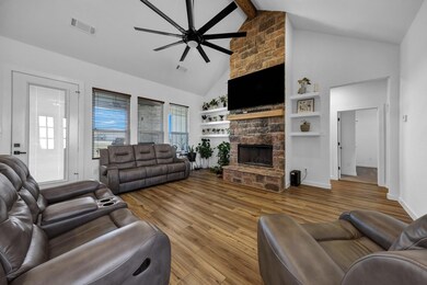 610 Sanger Dr, Springtown, TX 76082 - photo 3