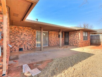 12008 Camelot Dr, Oklahoma City, OK 73120 - photo 3