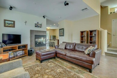 105-FrontRoom_2