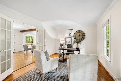 Flexible space to use as living room or as an offi