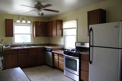 728 E 11th St N, Newton, IA 50208 - photo 2