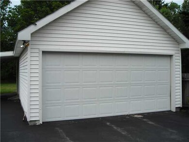 Parking Lot/Garage 2 car garage with opener