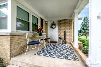 Inviting covered front porch!