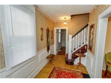 Entry/Foyer.