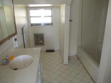 L140914 Bathroom 1