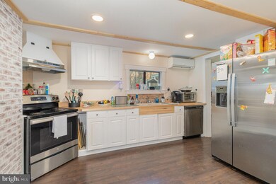 8 E Locust St, Mount Holly Springs, PA 17065 - photo 6