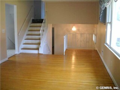 Living Room Gorgeous hardwood floors!